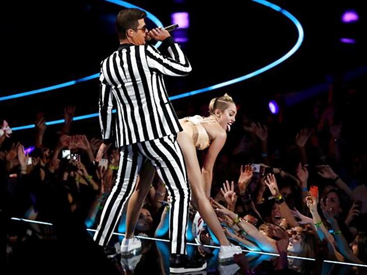 Miley Cyrus Stripper Bei VMA 2013 Galerie Posiert 1 #21541196