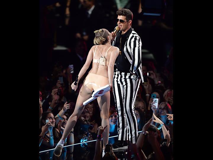 Miley Cyrus Stripper Bei VMA 2013 Galerie Posiert 1 #21541225