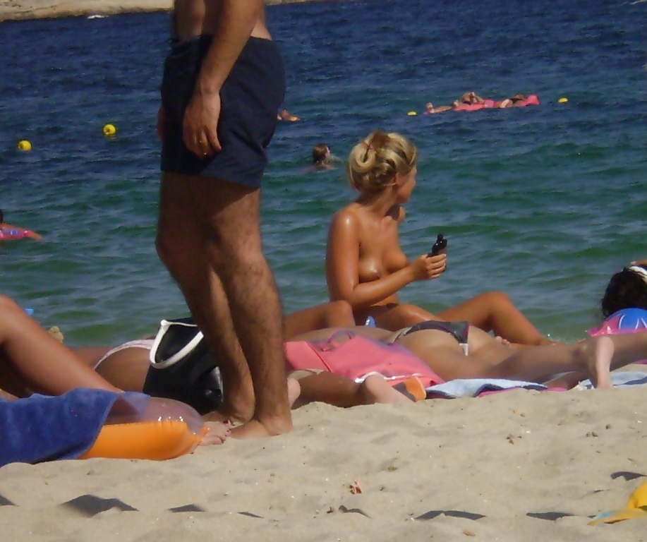 Vacanze a mallorca estate '07 - ragazze in topless sulla spiaggia
 #18087637