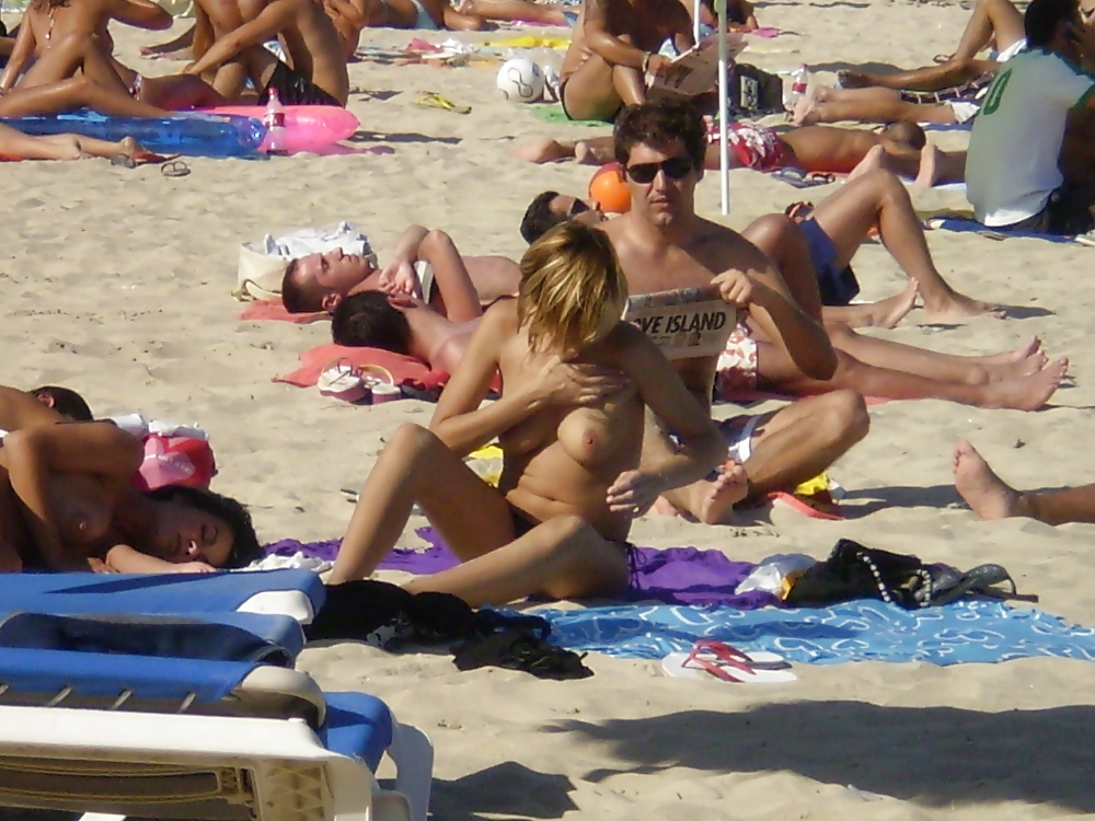 Vacanze a mallorca estate '07 - ragazze in topless sulla spiaggia
 #18087648