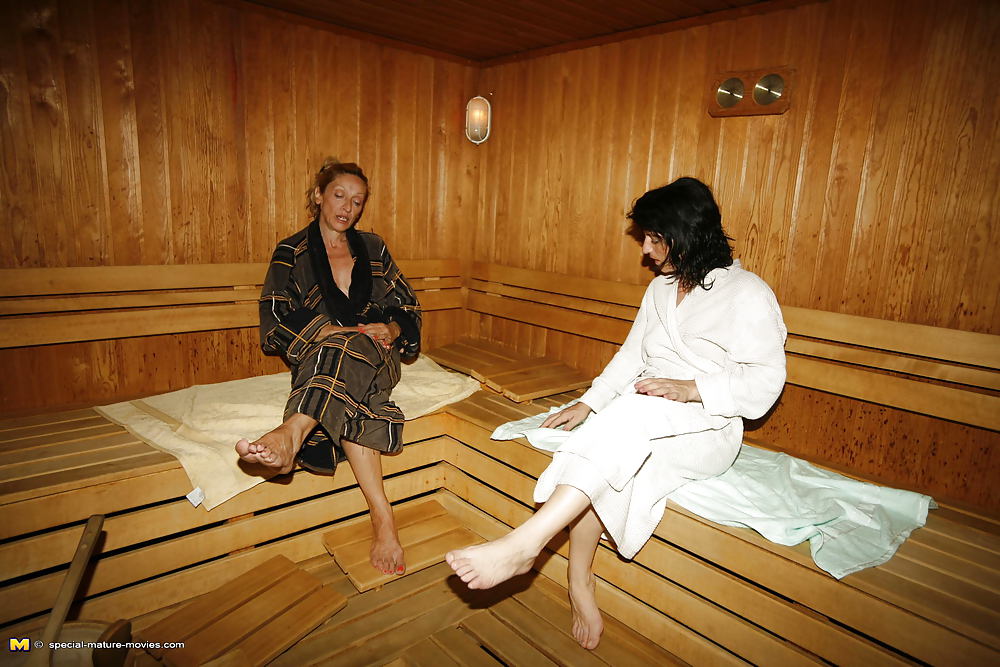 Madri mature in doccia e sauna parte 2
 #20201431