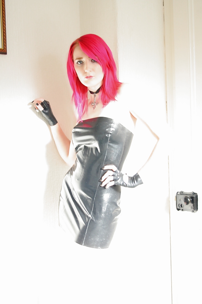 Strassennutte in Latex  #16703977