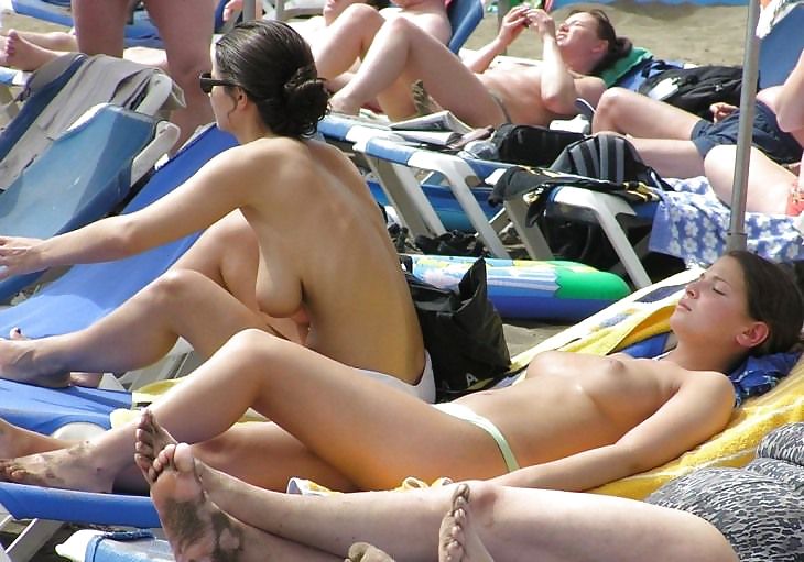 Ragazze amatoriali in topless sulla spiaggia
 #12256055