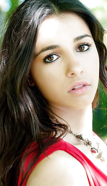 Naomi Scott #18476032