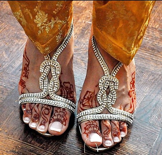 インドとパキの足のヒールサンダル。
 #5593573