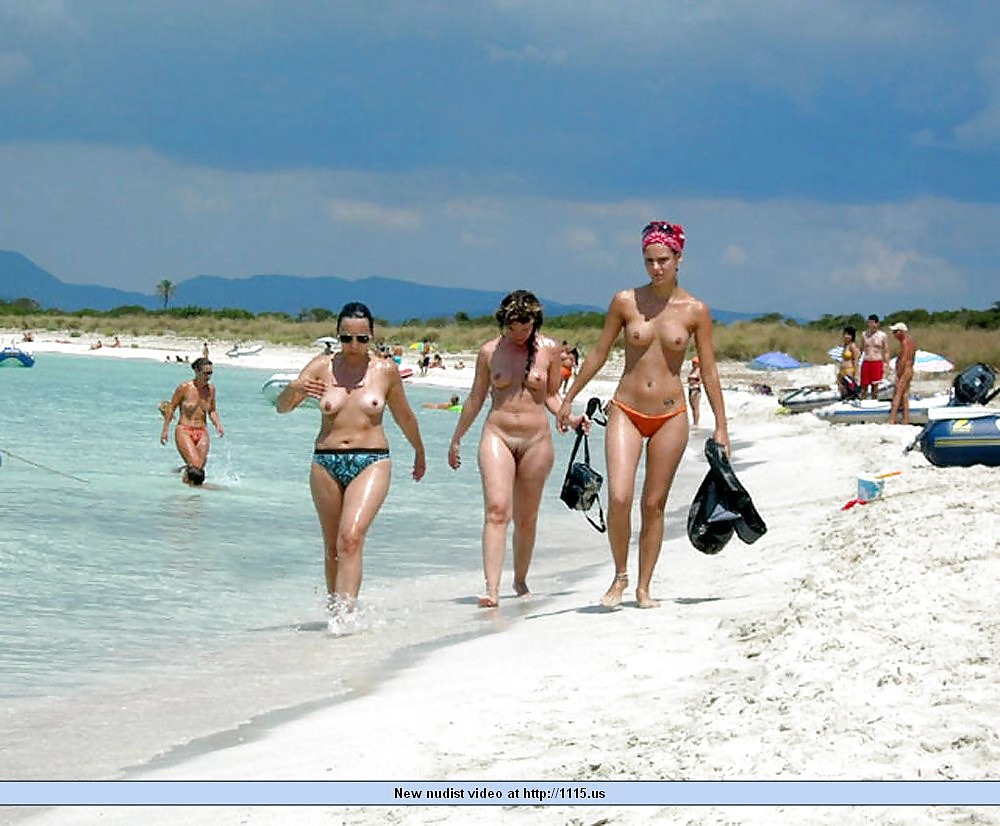 Giovani giovani della spiaggia nudista 
 #17894095