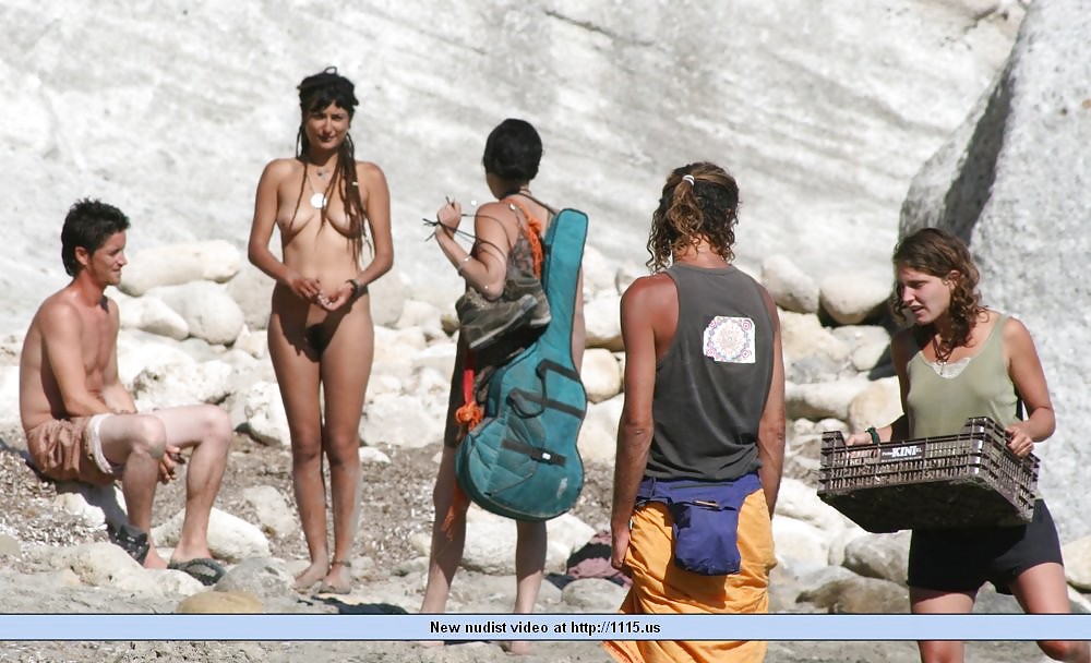 Giovani giovani della spiaggia nudista 
 #17894231