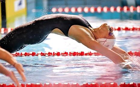 Schöne Schwimmen Mädchen 4 Von Troc #10731357