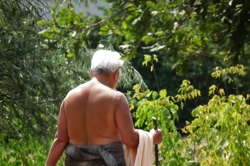 Abuela desnuda en el parque
 #4656241