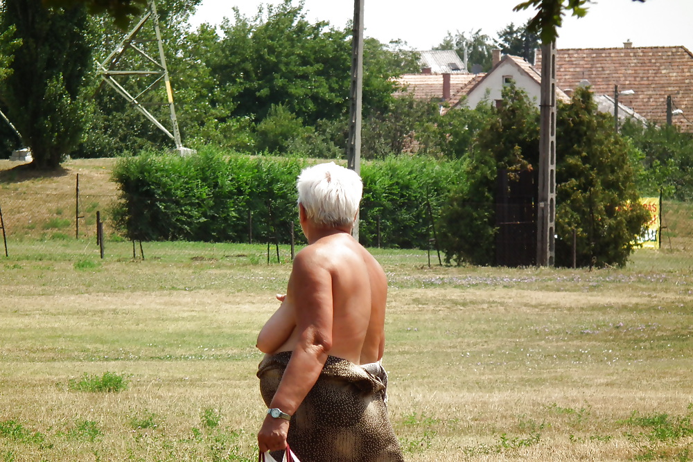 Abuela desnuda en el parque
 #4656248