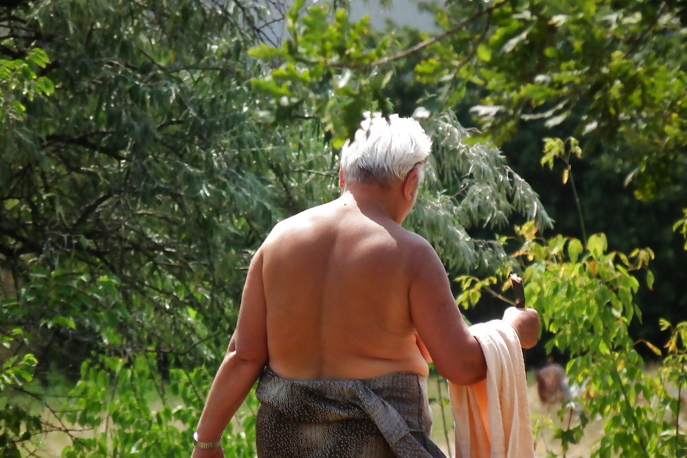 Nonna nuda nel parco
 #4656295