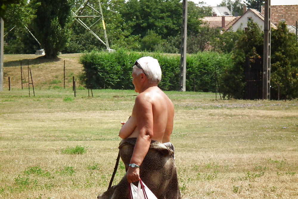 Abuela desnuda en el parque
 #4656305