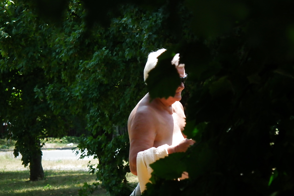 Abuela desnuda en el parque
 #4656315