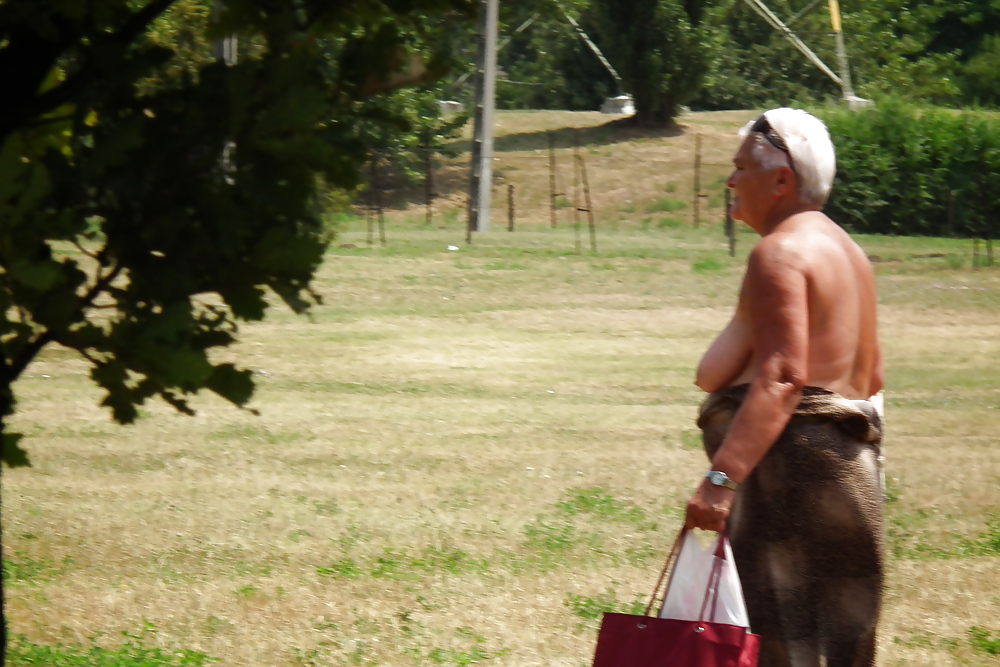 Abuela desnuda en el parque
 #4656367