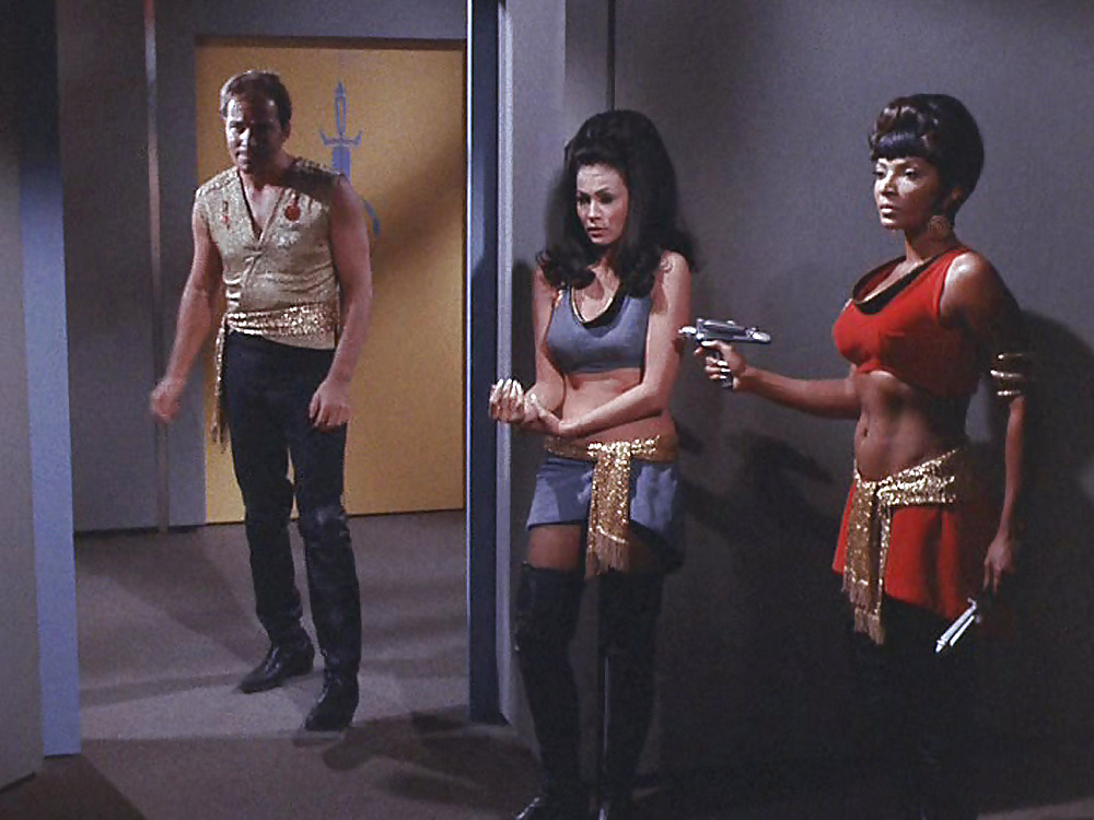 Lt. Uhura - Nichelle Nichols Nue - Cru #14941152