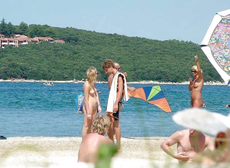 Sono un nudista sulla spiaggia
 #2171714