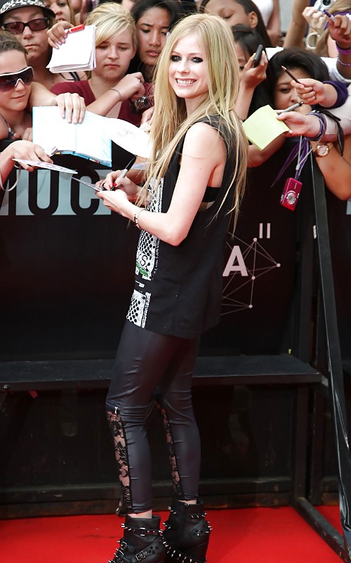 Avril - so hot teen in black
 #5261024