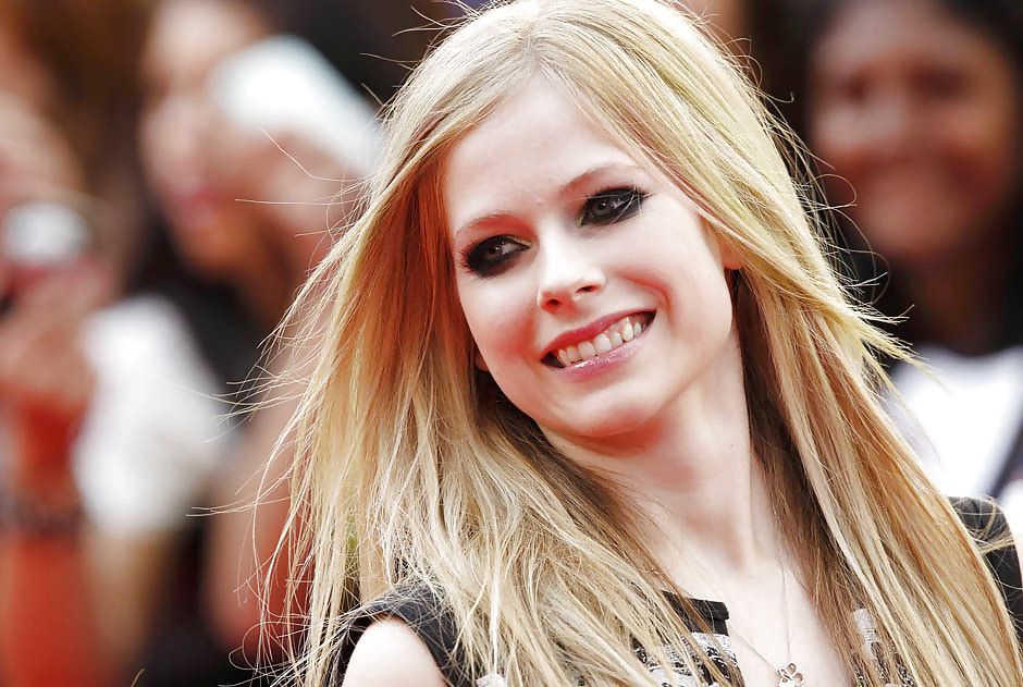 Avril - so hot teen in black
 #5261035