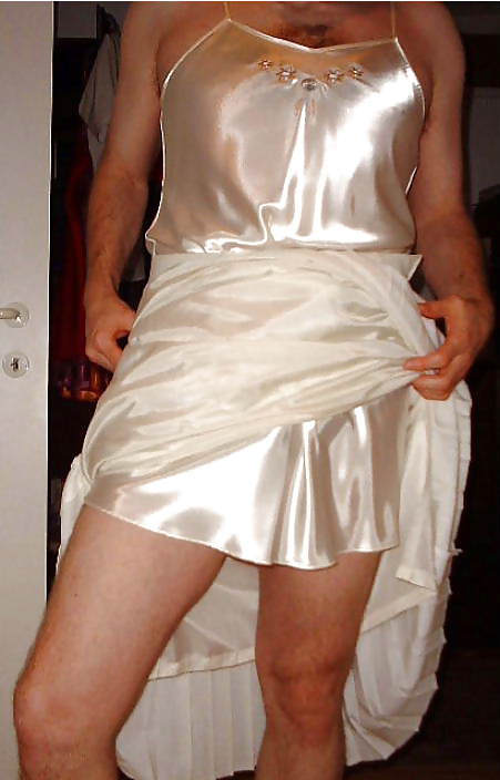 サテンのアップスカートで
 #14250112