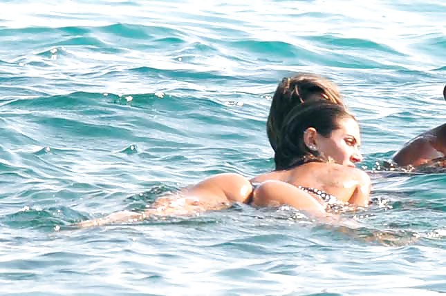 Melissa Satta bikini candids in Sardinia Italy arse shots #4798328