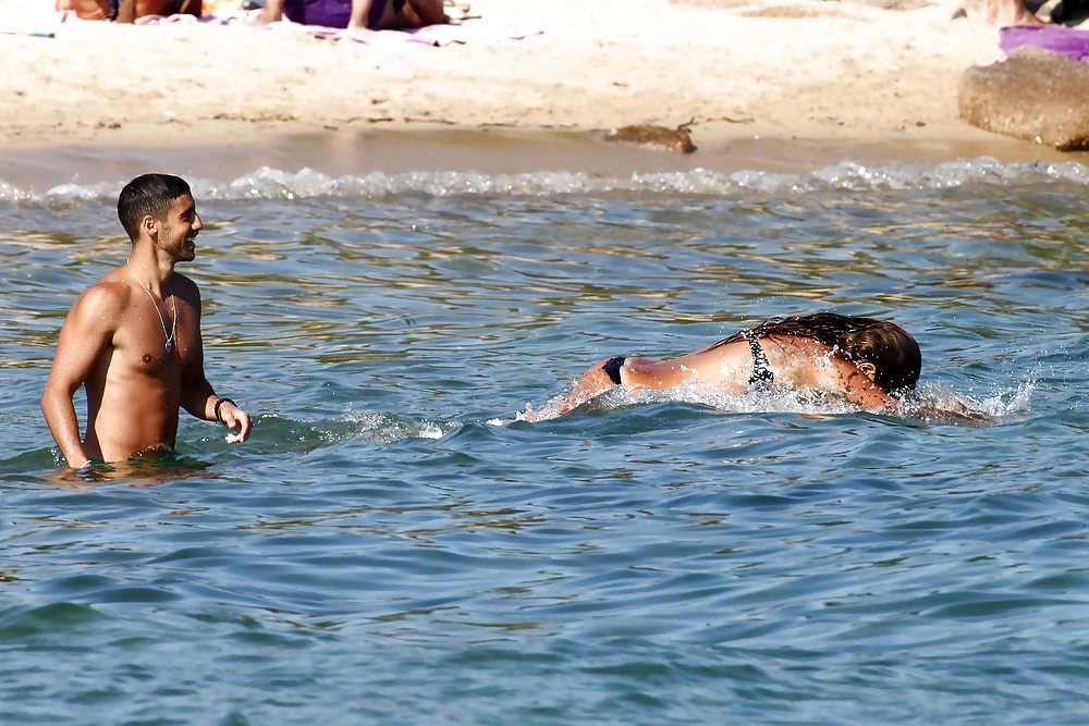 Melissa Satta Candids Bikini En Sardaigne Italie Coups De Cul #4798443