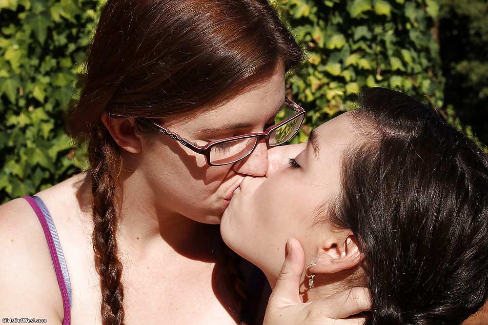 Lesbianas australianas amateurs tetonas en el patio trasero
 #18158915