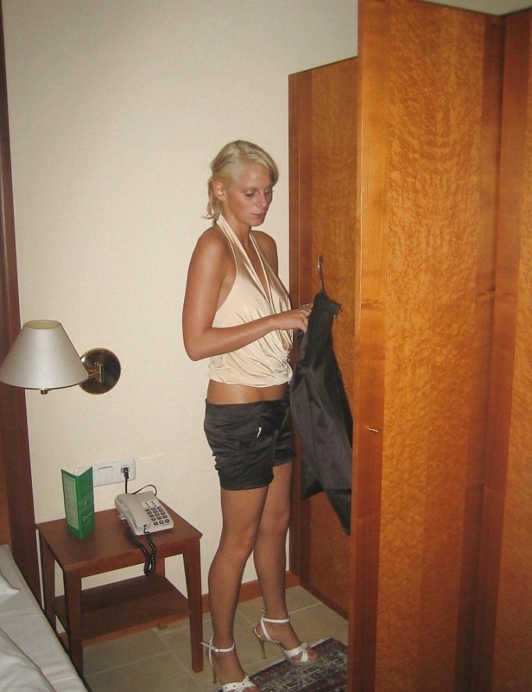 Sexy cagna amatoriale nuda in camera d'albergo
 #10633613