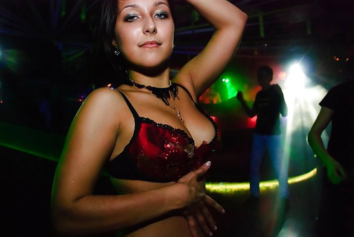 Mujeres strippers se vuelven salvajes en el club ruso
 #4628398