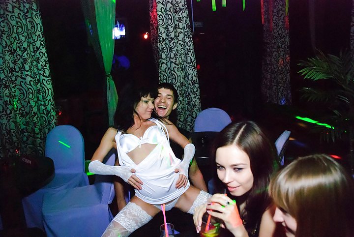 女性ストリッパーがロシアのクラブで大暴れ
 #4628496