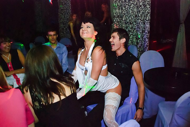 Mujeres strippers se vuelven salvajes en el club ruso
 #4628859