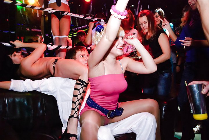 女性ストリッパーがロシアのクラブで大暴れ
 #4629714