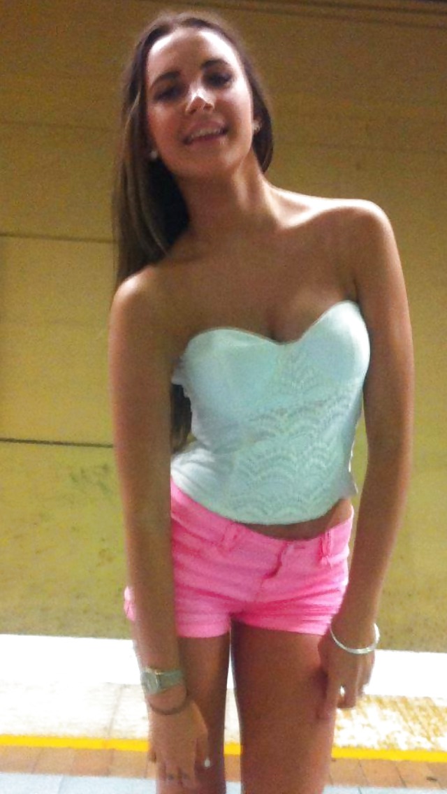 ティーンの胸の谷間 2
 #22097175