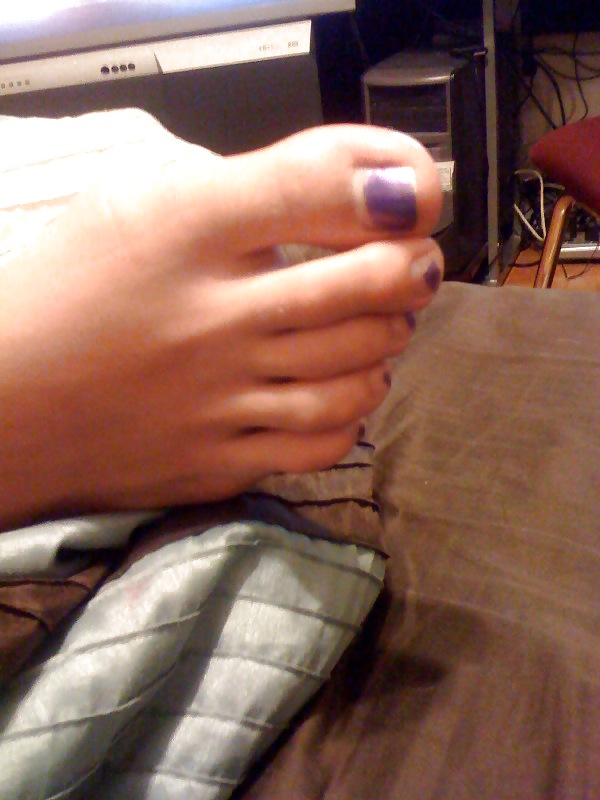 Bawdy Her toes!