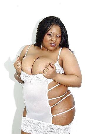 巨大な乳房を見せる美しい黒髪の白人女性
 #10211789