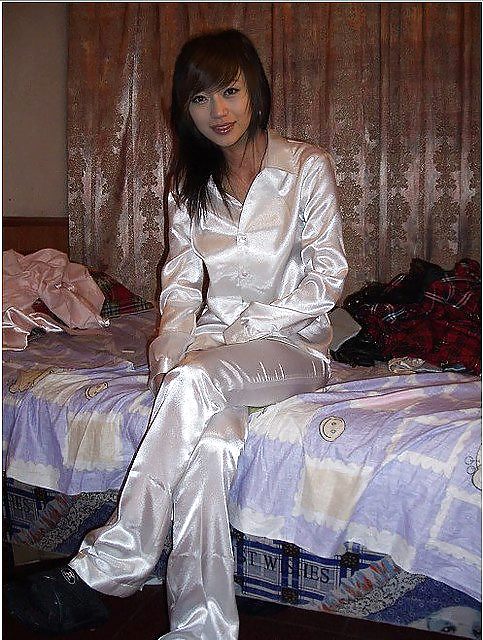 Einziges Mädchen In Satin-Pyjama #17133397