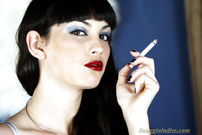 Angelina Dee - Fétiche De Fumer à Dragginladies #7558937