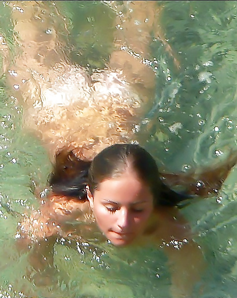 Ragazza nuda nuota in spiaggia
 #15111068