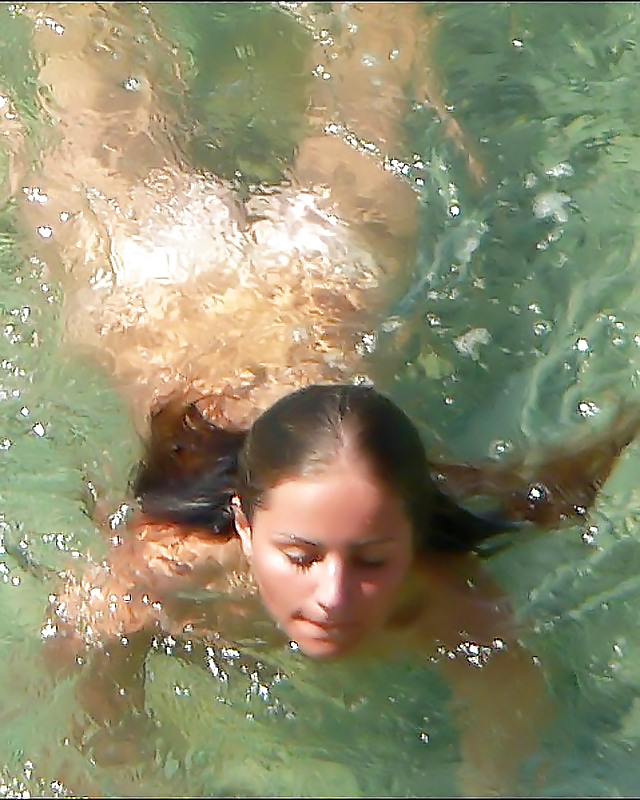 裸の女の子がビーチで泳ぐ #15111153
