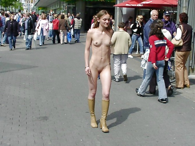 Ragazze nude in pubblico
 #12683465