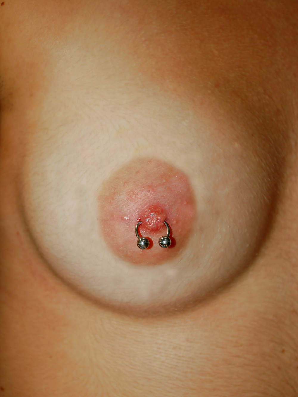 Búlgaras con piercing en el pezón y tatuajes en las tetas 
 #477343