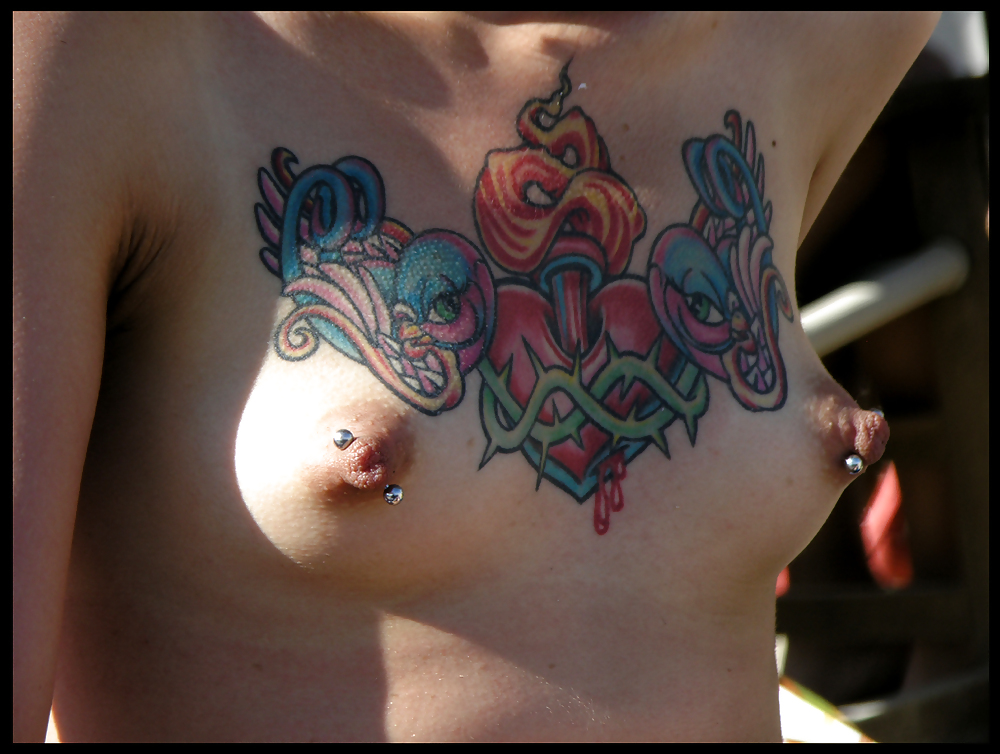 Búlgaras con piercing en el pezón y tatuajes en las tetas 
 #479199
