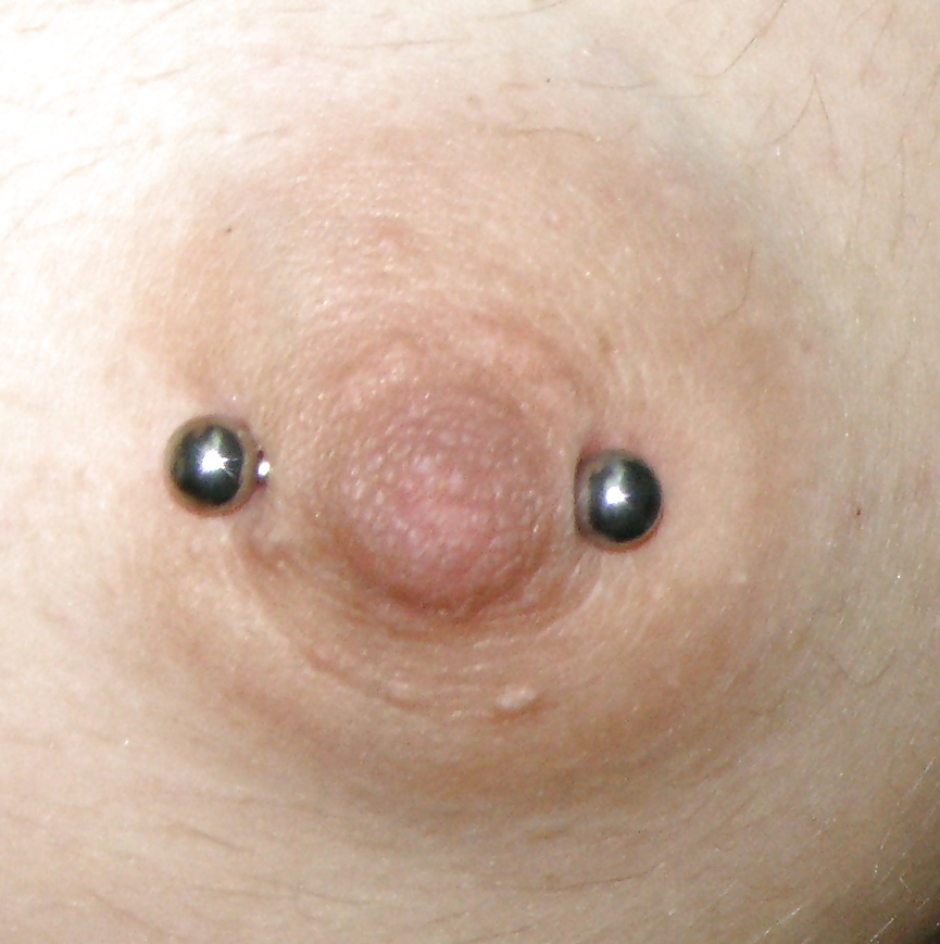 Búlgaras con piercing en el pezón y tatuajes en las tetas 
 #479457