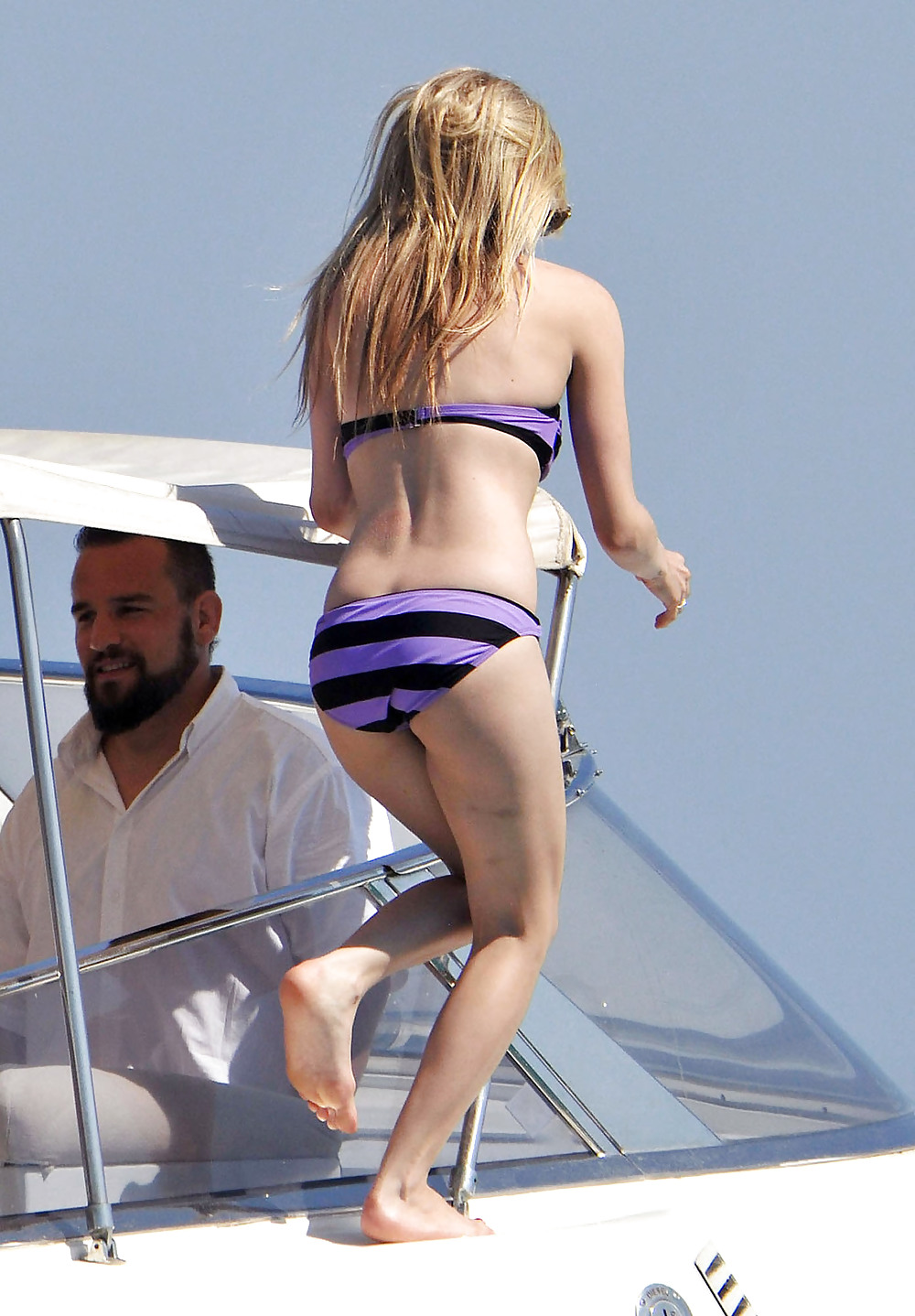 Avril Lavigne Schaukelt Auf Einem Boot In Ihrem Bikini Aus #13445402