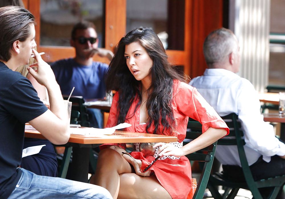 Kourtney kardashian upskirts durante il pranzo al bar pitti
 #4571656