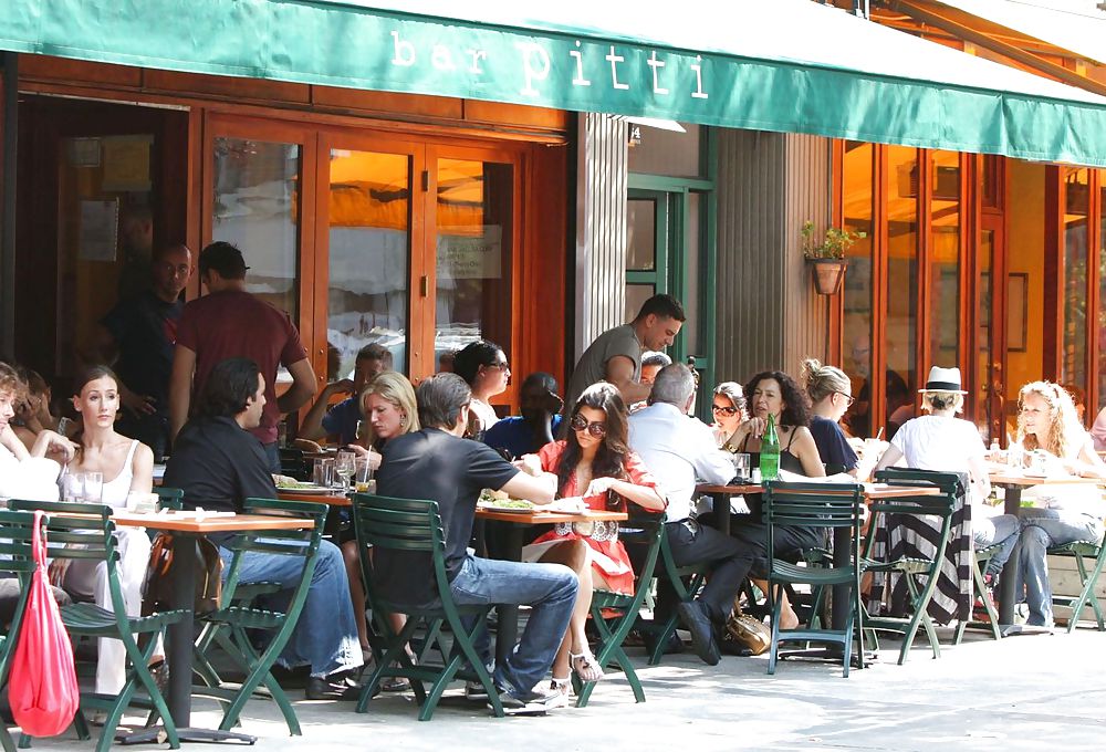 Kourtney Kardashian upskirts while having lunch at Bar Pitti #4571671