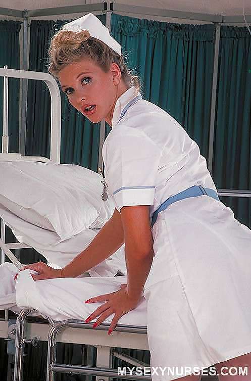 Enfermera se desnuda y juega con ella misma
 #22407055