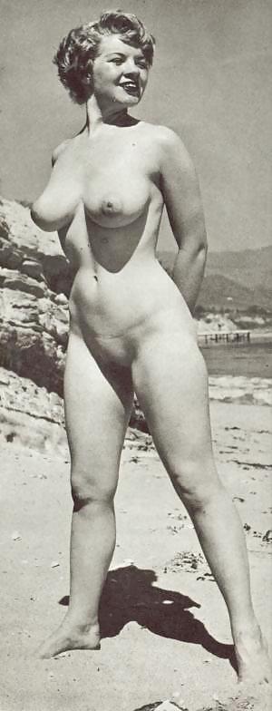 Nudista sulla spiaggia vintage
 #10868302