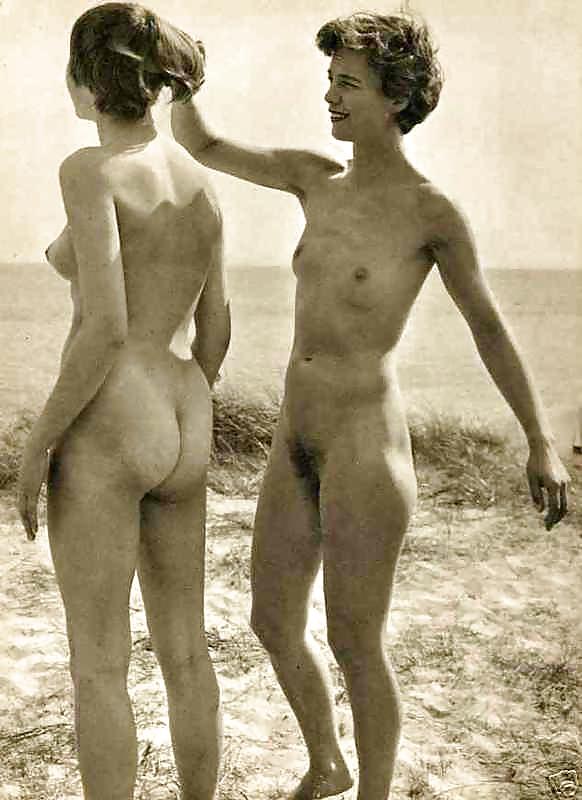 Nudista sulla spiaggia vintage
 #10868447
