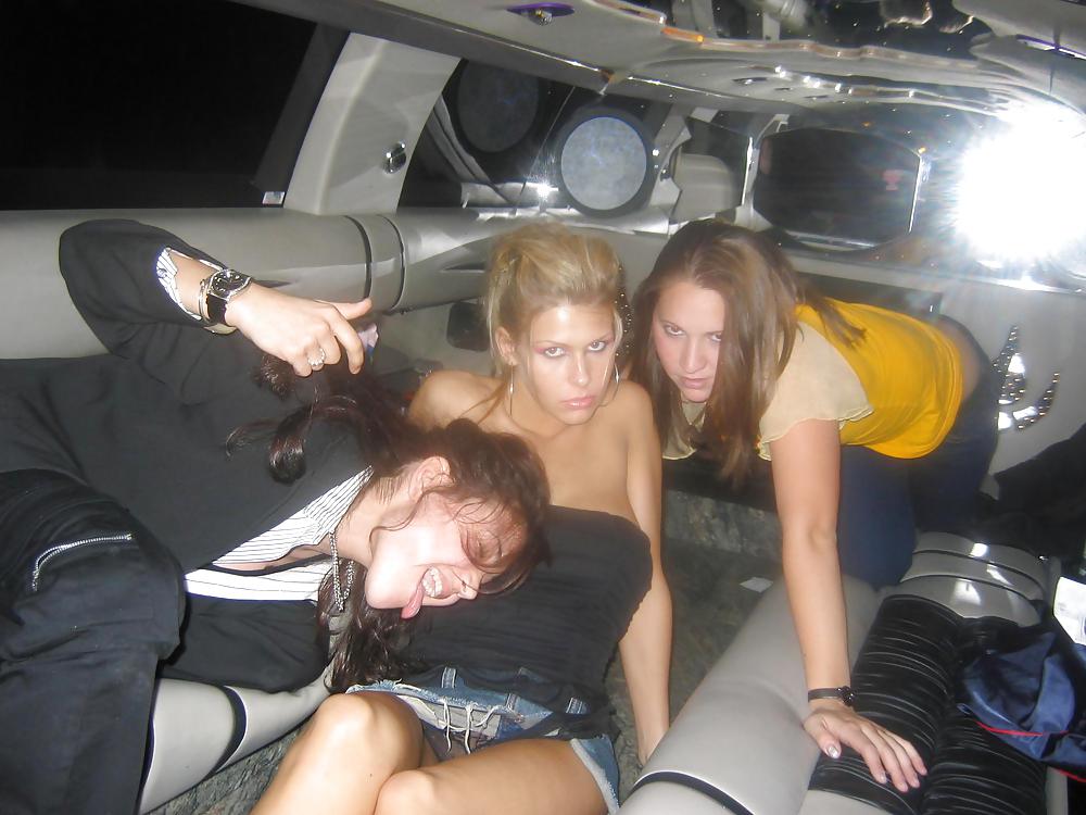 上半身裸の覗き魔
 #17766043