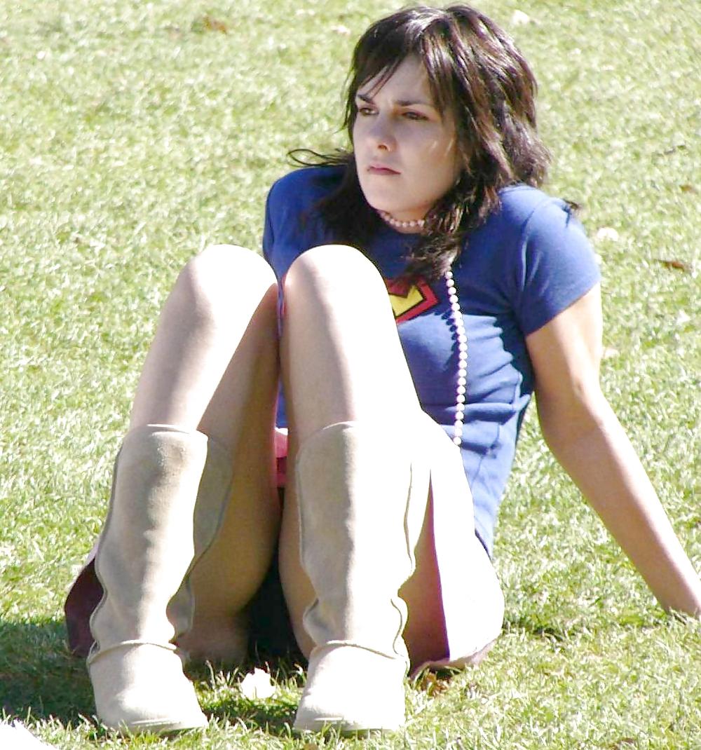 上半身裸の覗き魔
 #17766049